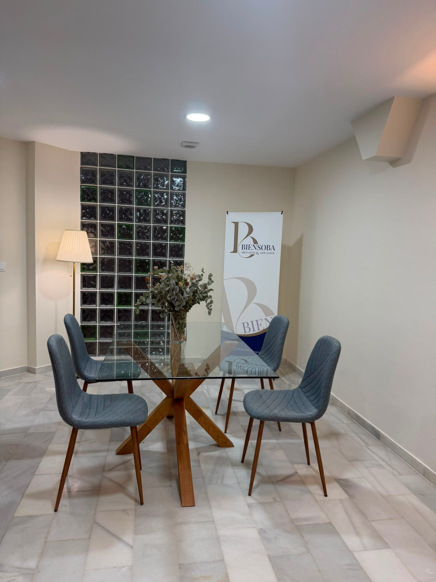Sala de reuniones del despacho con mesa de cristal
