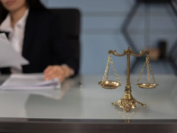 Balanza de la justicia sobre la mesa de una abogada