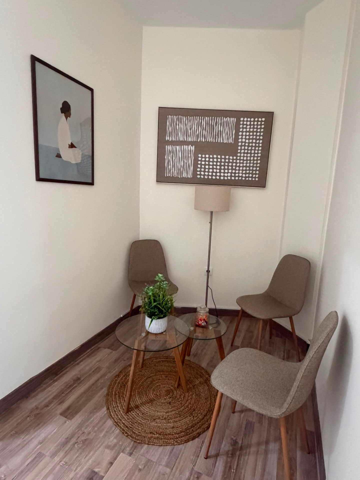 Sala de espera del despacho con butacas y decoración